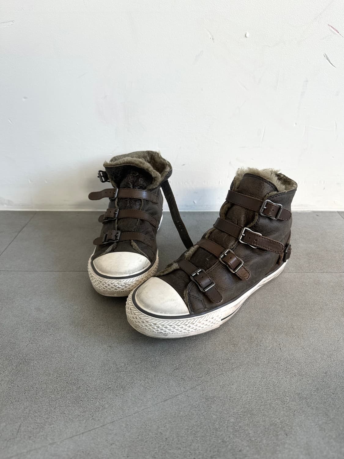 Ash 브라운 보아퍼 버클 하이탑 스니커즈 상품이미지1