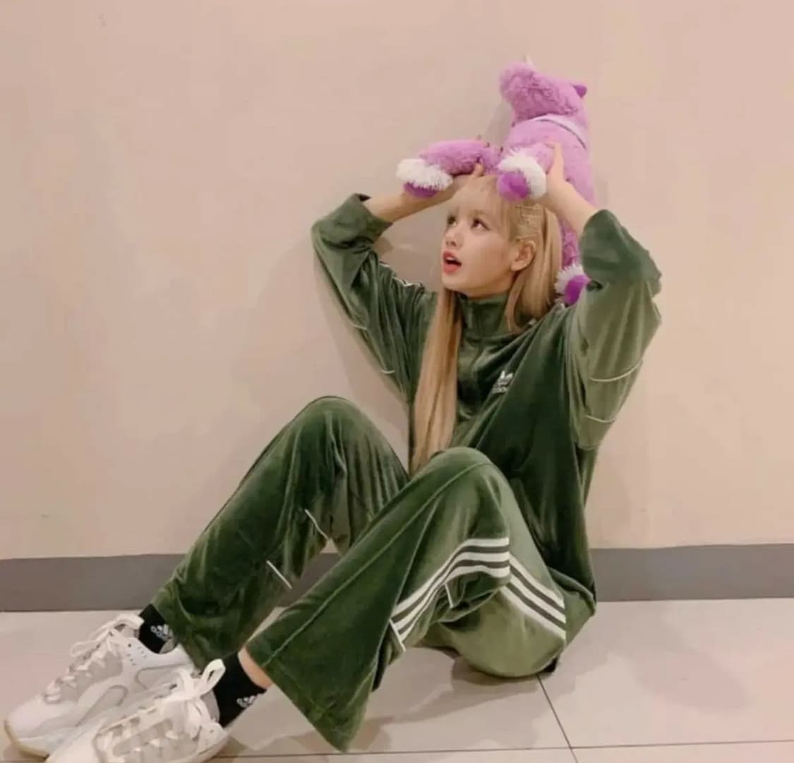 (블랙핑크 리사 제니 PICK)아디다스 파이어버드 벨벳 셋업 올리브 그린 상품이미지1