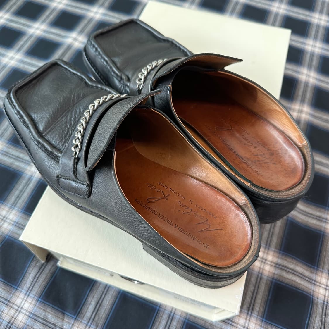 마틴로즈 체인 장식 레더 뮬 슬리퍼 블랙  상품이미지2