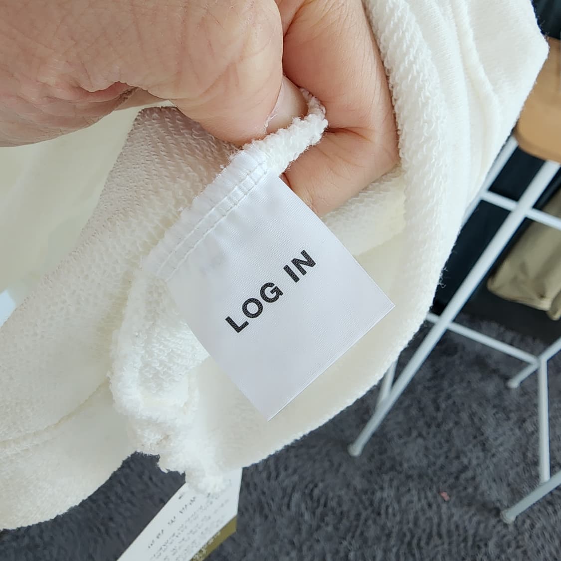 JULL LOG 흰색 브이넥 맨투맨 상품이미지7