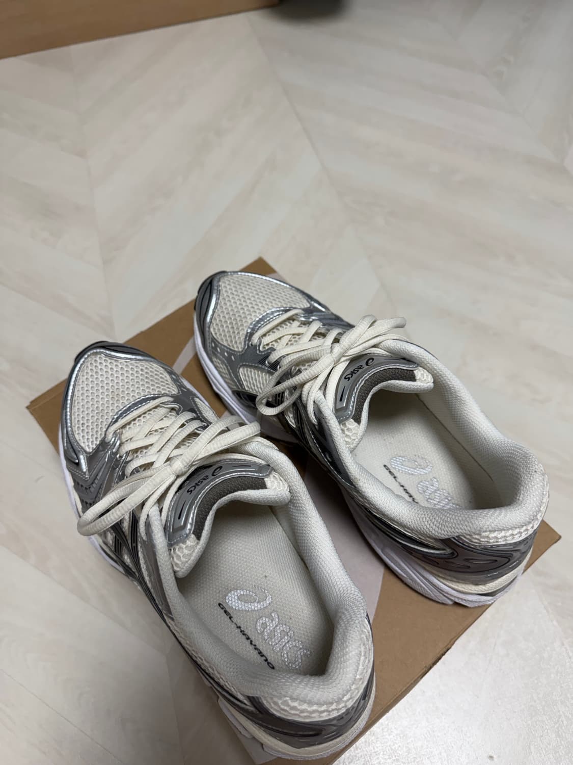 아식스 젤카야노14크림블랙 260 팔아요 상품이미지4