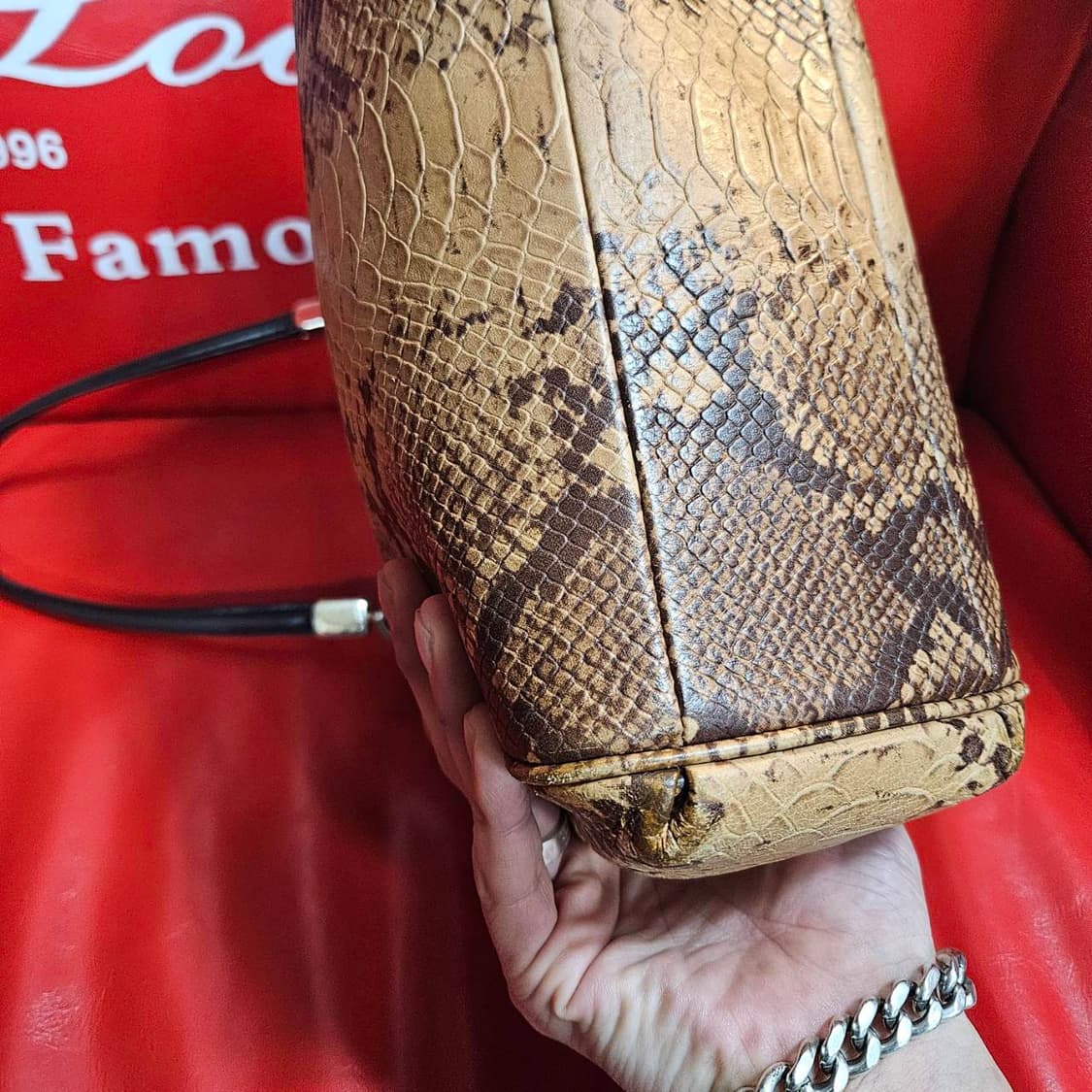 코치(COACH) 파이톤 미네타
엠보싱 가죽 토트백 상품이미지3