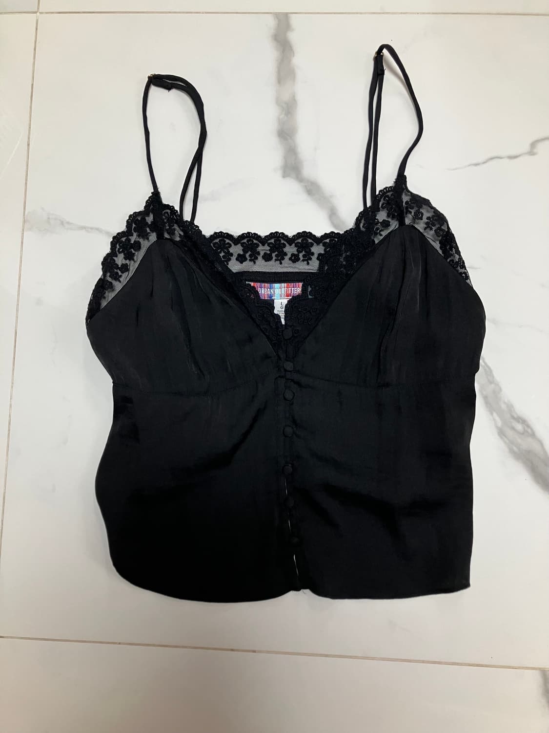 얼반아웃피터스 dinner & drinks 레이스 실키 캐미 탑 상품이미지1