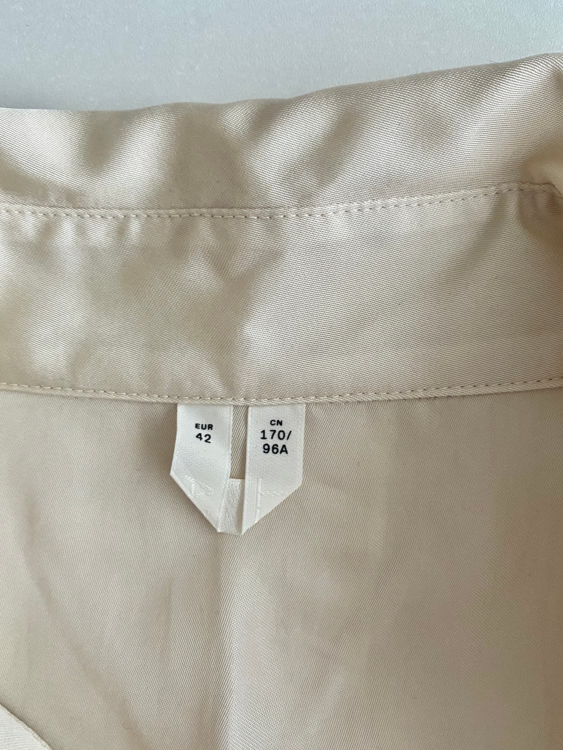 42) 새상품 아르켓 새틴 레이스 셔츠 크림 상품이미지4