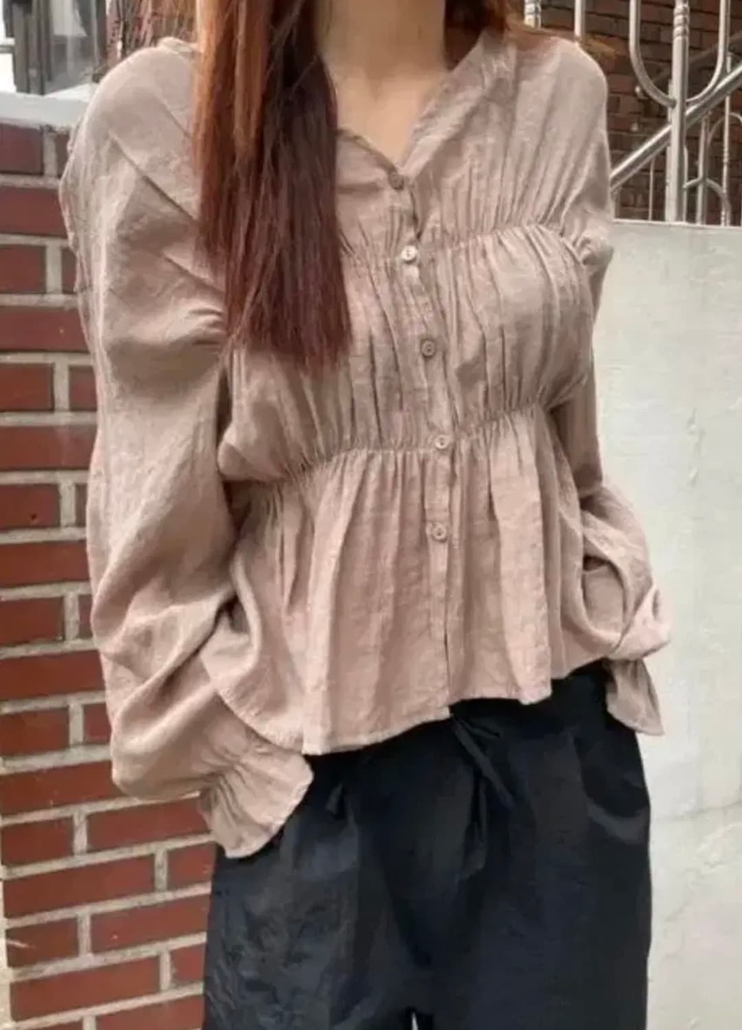 릿킴 블랙업 데이도어 셔링 퍼프 블라우스 (1번 시착) 상품이미지2
