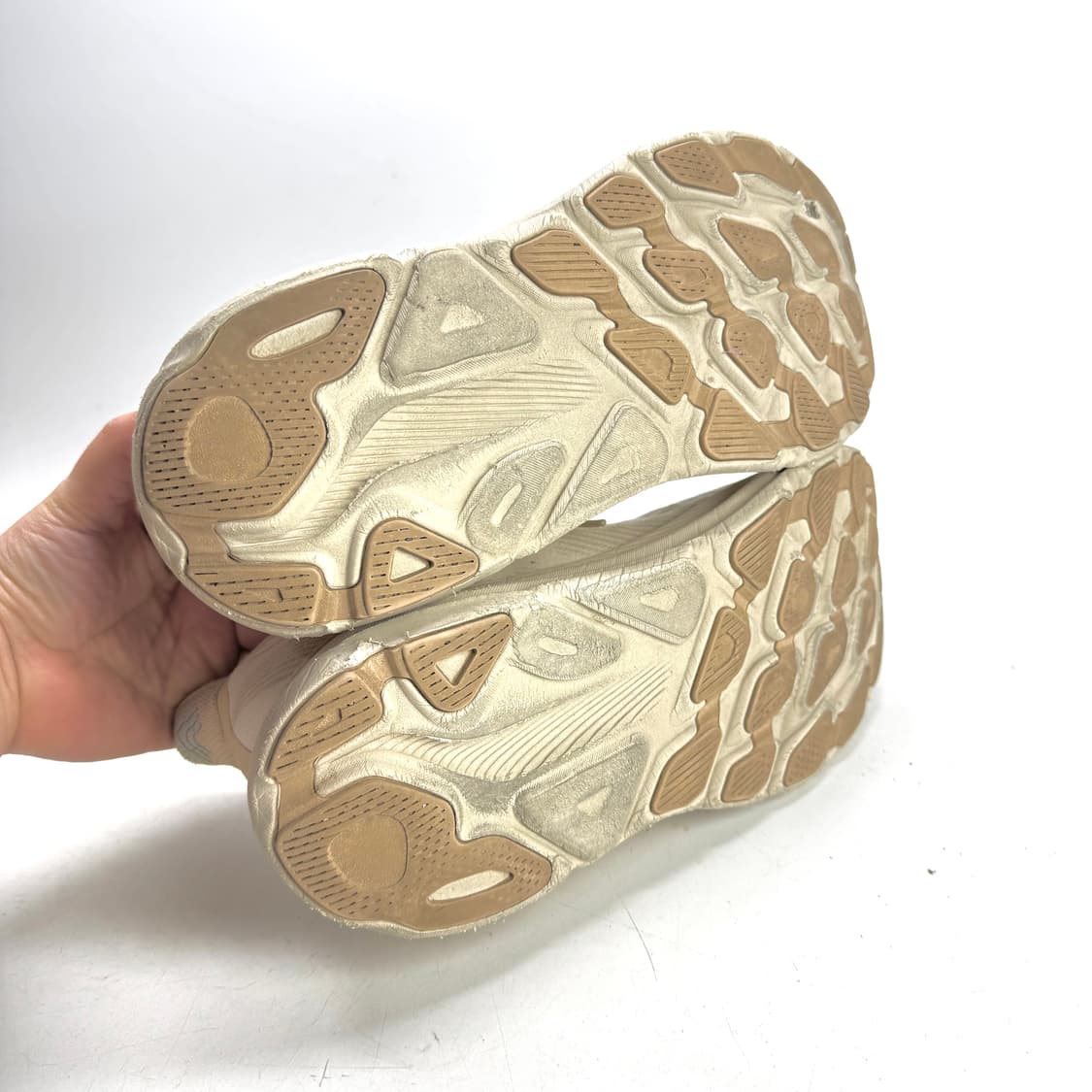 265)호카 클리프톤 9 쉬프팅 샌드 러닝화 상품이미지6