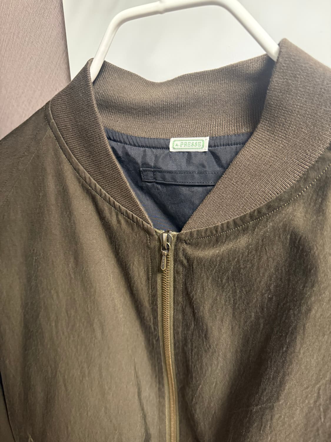 [3] 아프레쎄 25ss 실크 패딩 자켓 카키 상품이미지2