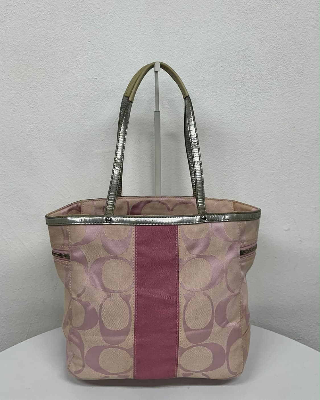 코치 y2k 핑크 시그니처 자가드 토트백 상품이미지4