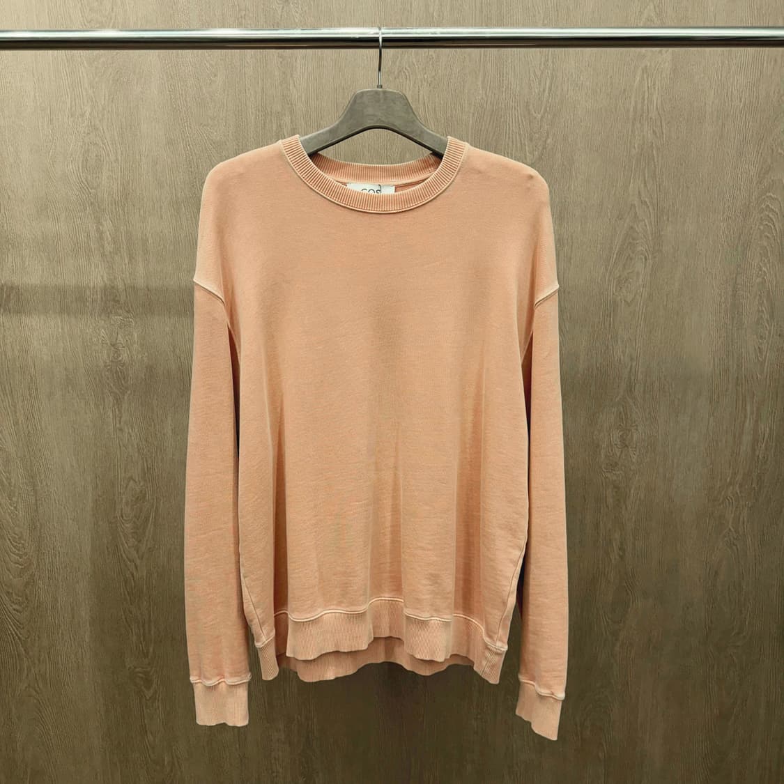 코스 코튼 라운드넥 긴팔 맨투맨 무지 디테일 레귤러핏 오렌지 상품이미지2