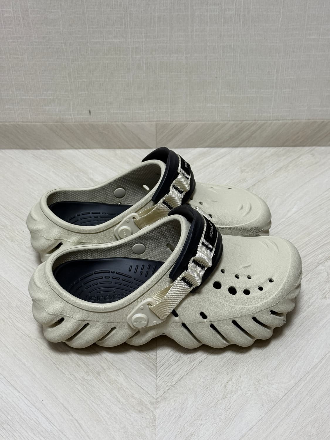 크록스 에코 클로그 본/블랙 (220) 상품이미지2