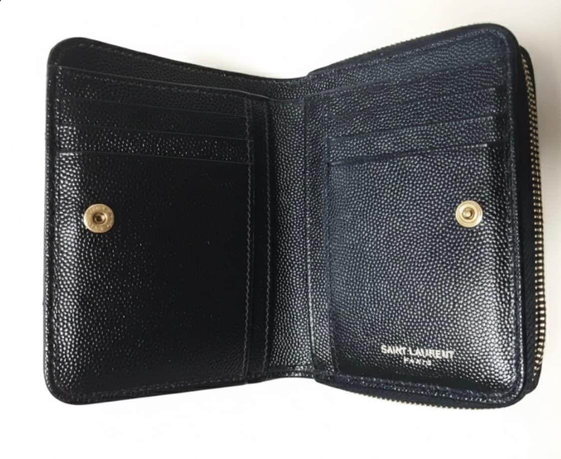 생로랑 모노그램 컴팩트 지퍼 어라운드 카프스킨 중지갑 골드 로고 & 블랙 상품이미지3