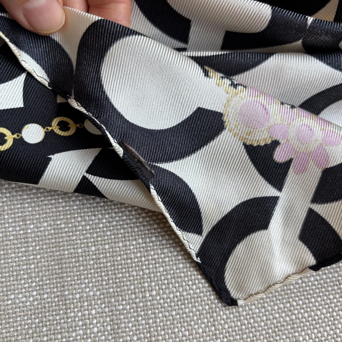 코치 시그니처 패턴 블랙/화이트 플라워 실크 스카프 상품이미지10