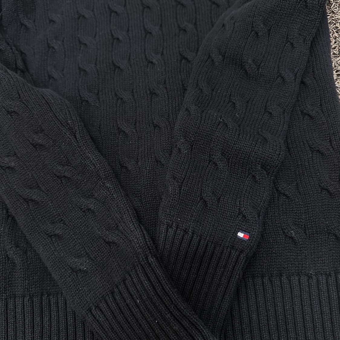 타미힐피거 여성 브이넥 케이블 꽈배기 니트 블랙 XS 상품이미지4