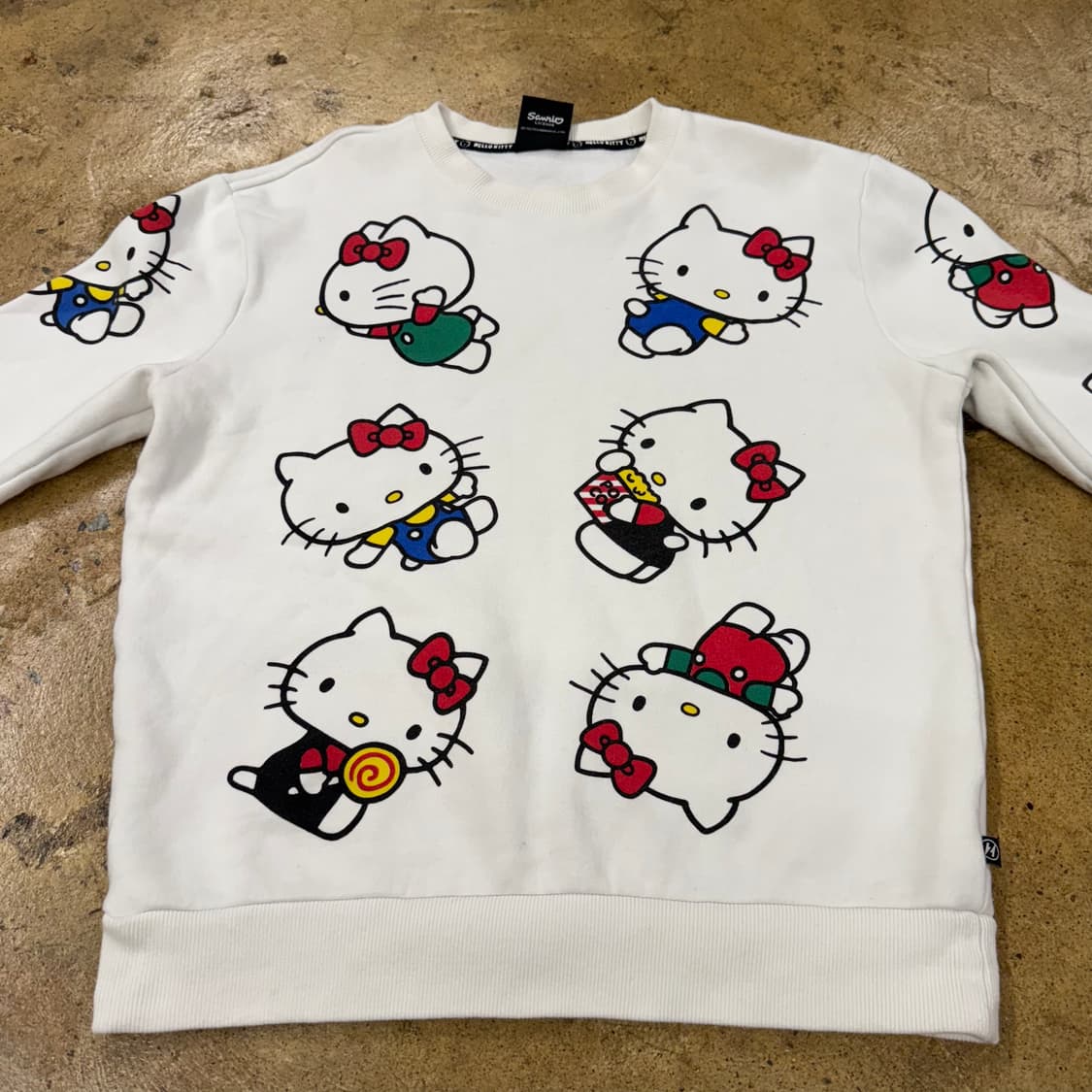 키티 흰색 화이트 맨투맨  상품이미지3