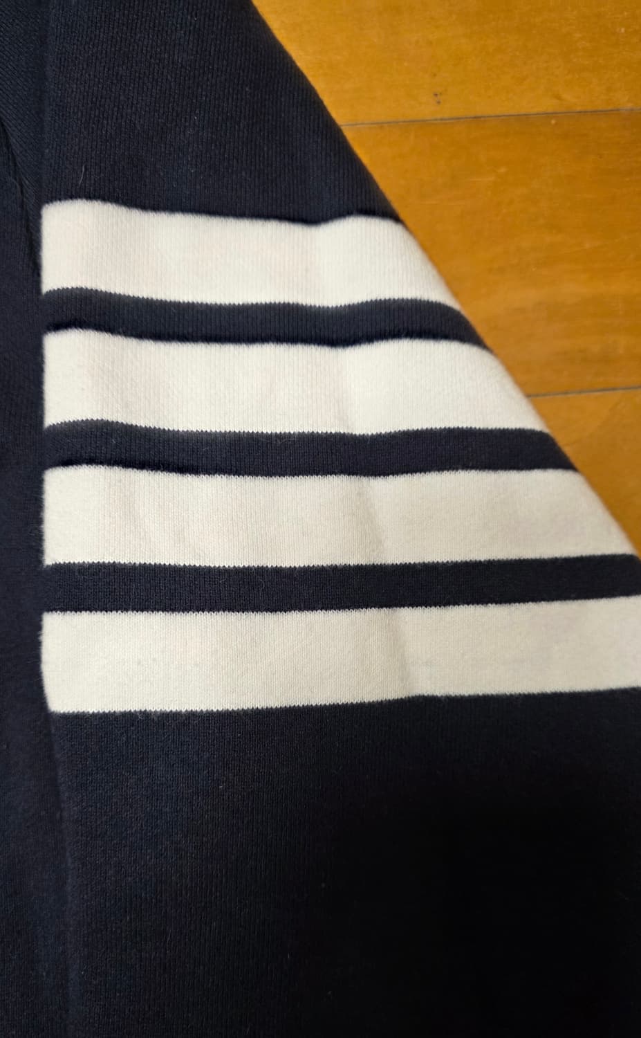 [7,새상품급]톰브라운 사선완장 맨투맨 네이비 상품이미지3