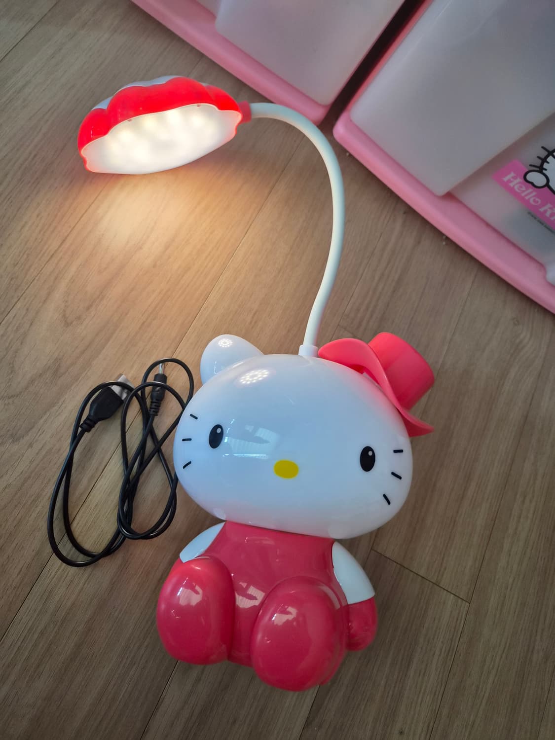 헬로키티 LED 스탠드 조명 + 충전케이블 상품이미지4