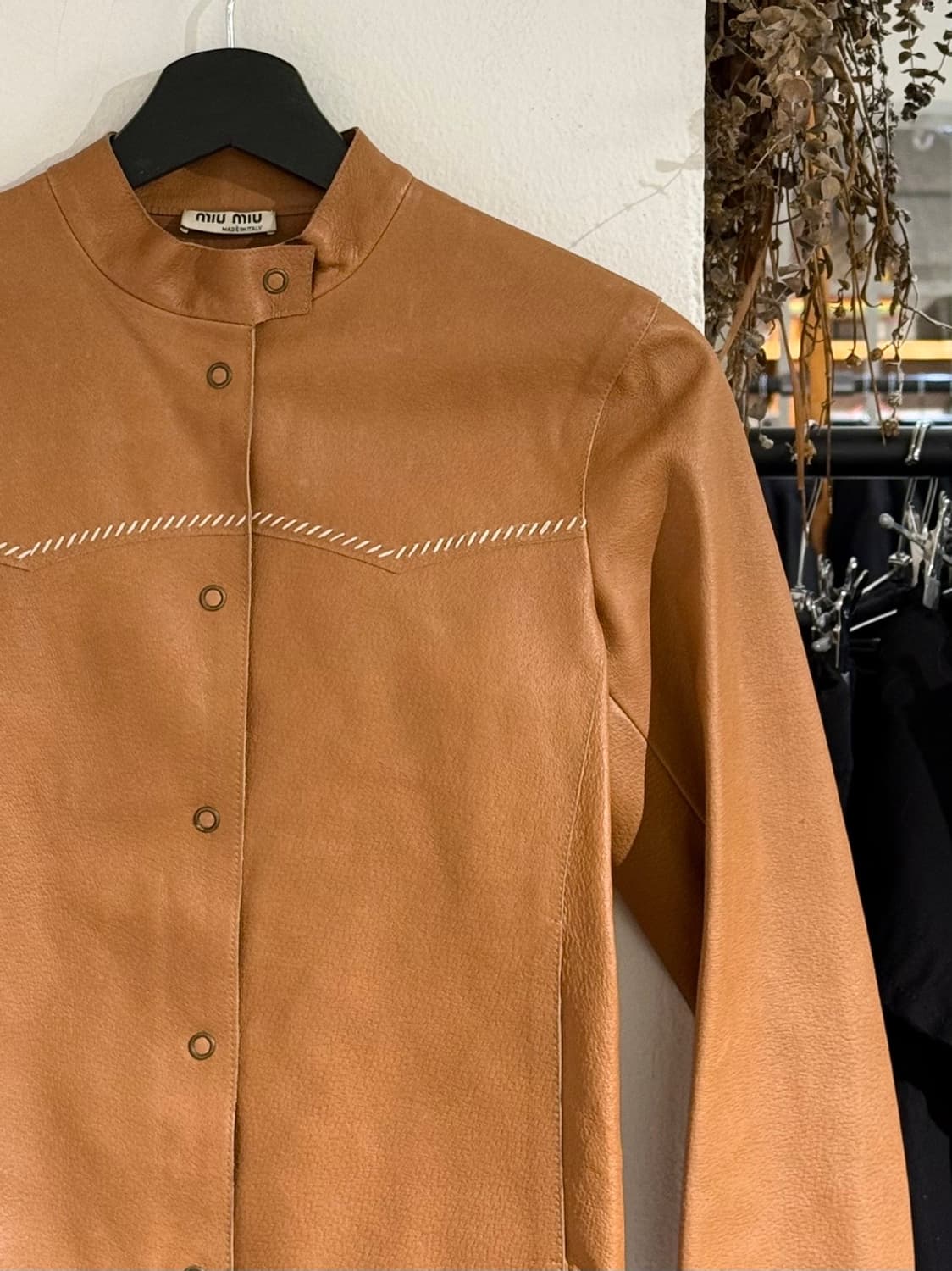 미우미우 브라운 스티치 레더 자켓 상품이미지3