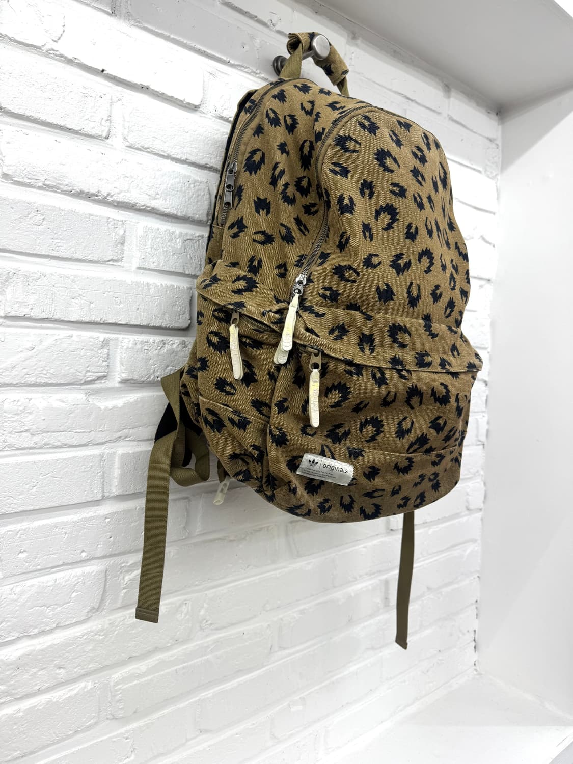 아디다스 오리지널스 브라운 패턴 백팩 상품이미지3