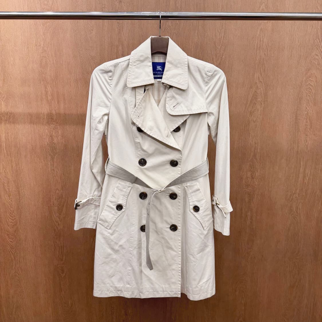 버버리 블루라벨 트렌치 코트 더블 브레스티드 벨트 스트랩 디테일 아이보리 상품이미지2