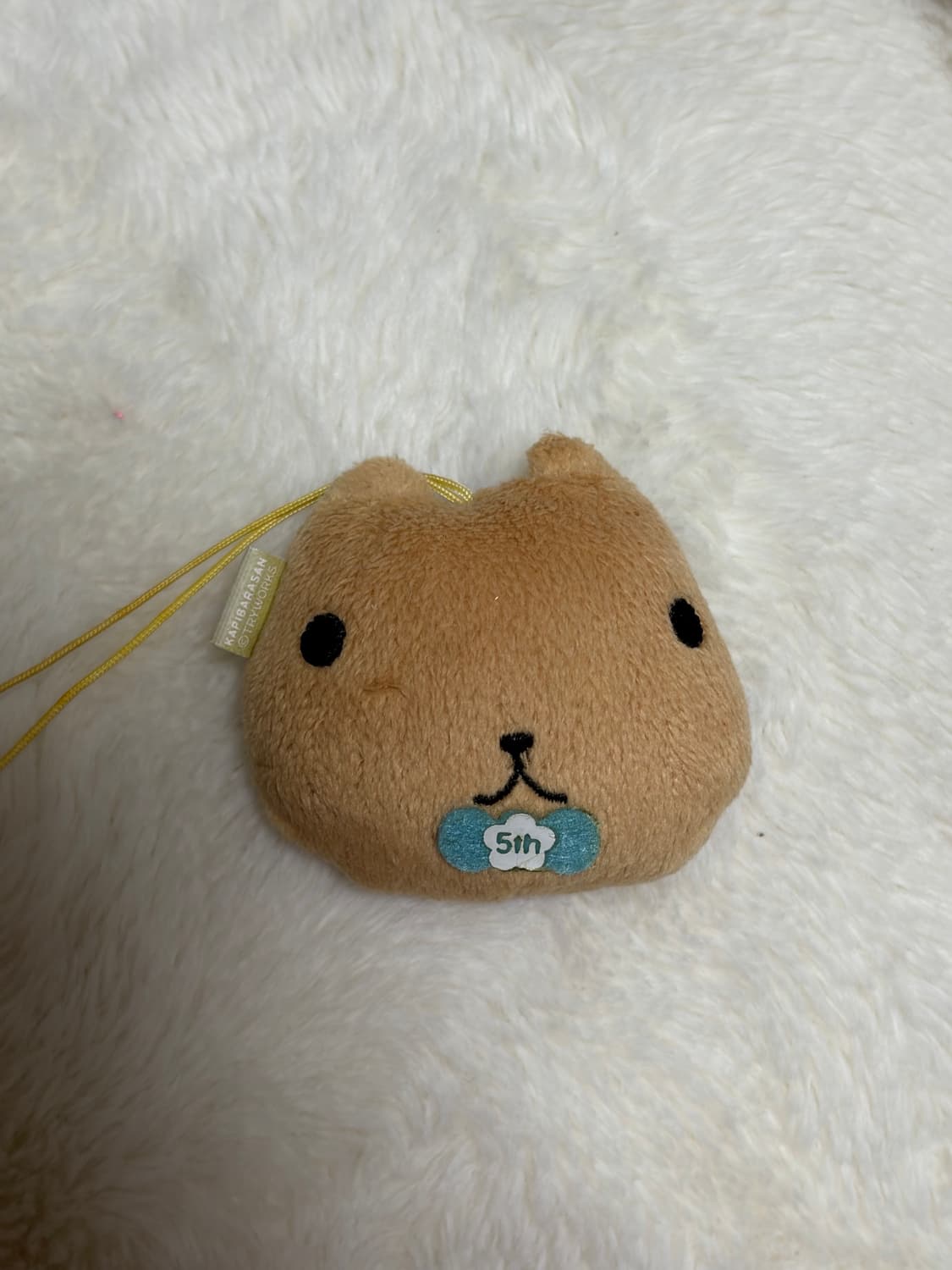 밴드 붙인 카피바라상 키링 인형 상품이미지1