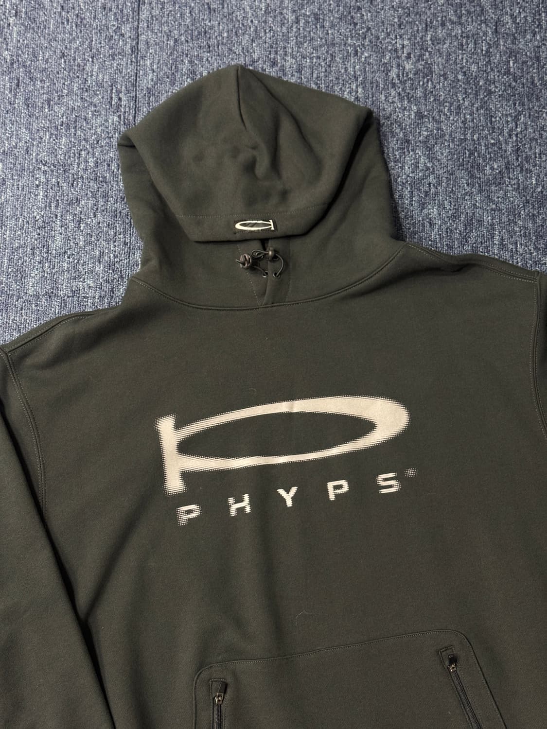 [XL] 피지컬디파트먼트 로고 후드 다크차콜 상품이미지1