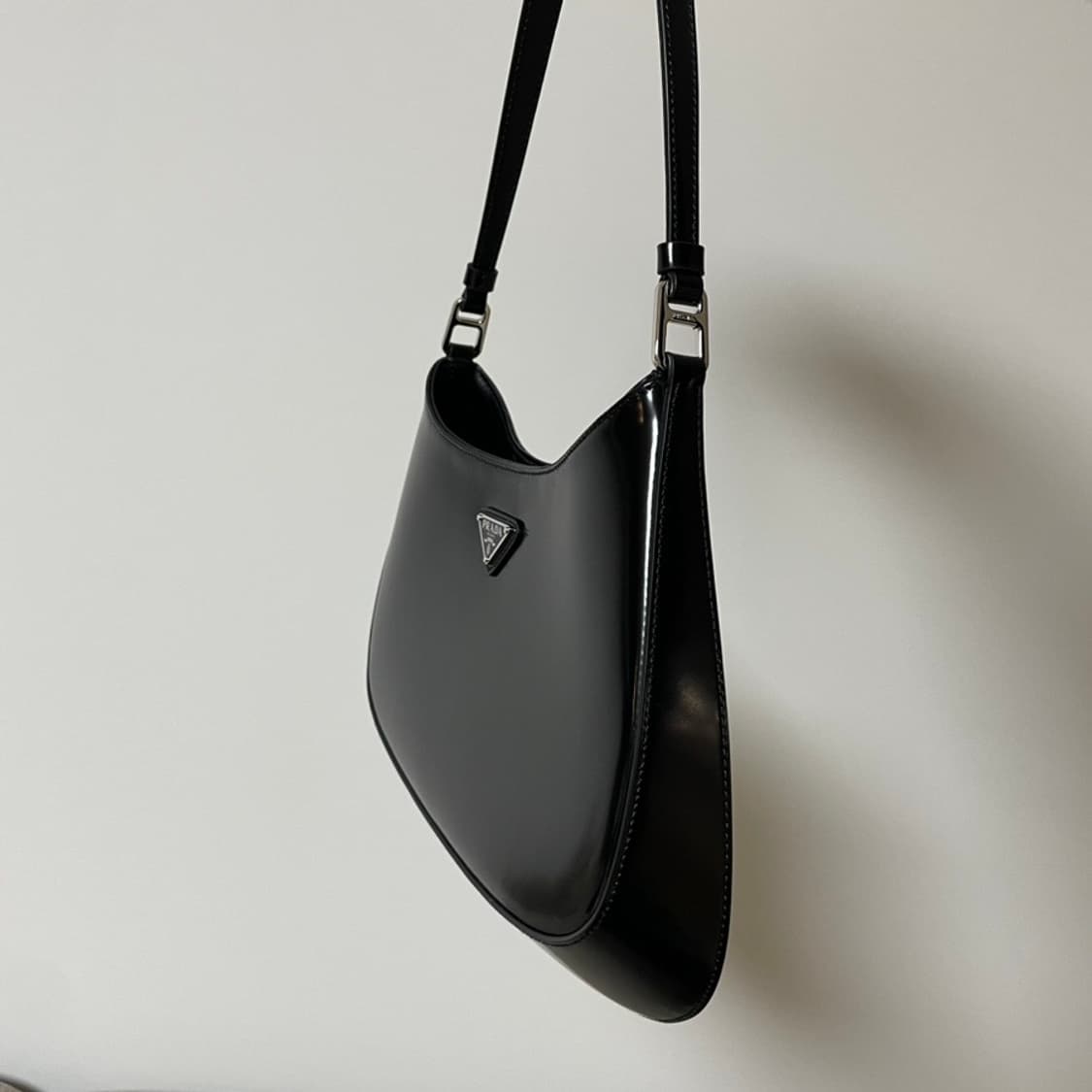 프라다 클레오 브러시드 가죽 숄더백 블랙,실착용한번 상품이미지5