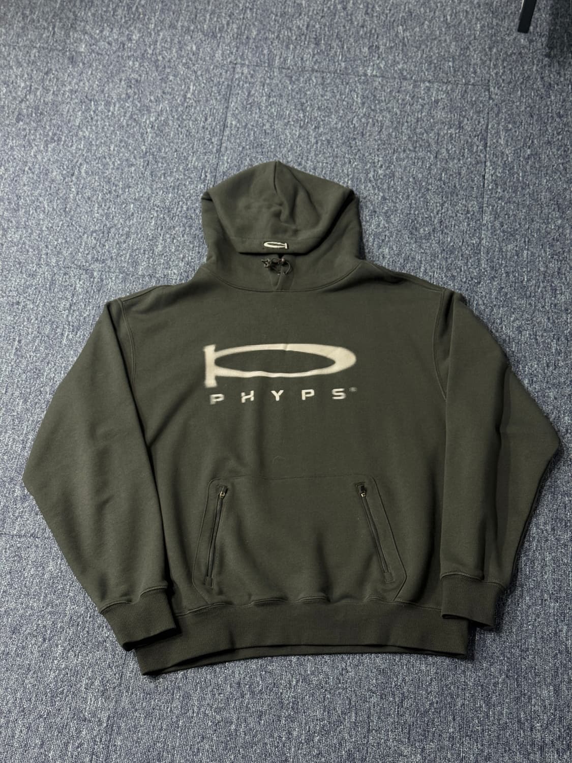 [XL] 피지컬디파트먼트 로고 후드 다크차콜 상품이미지2