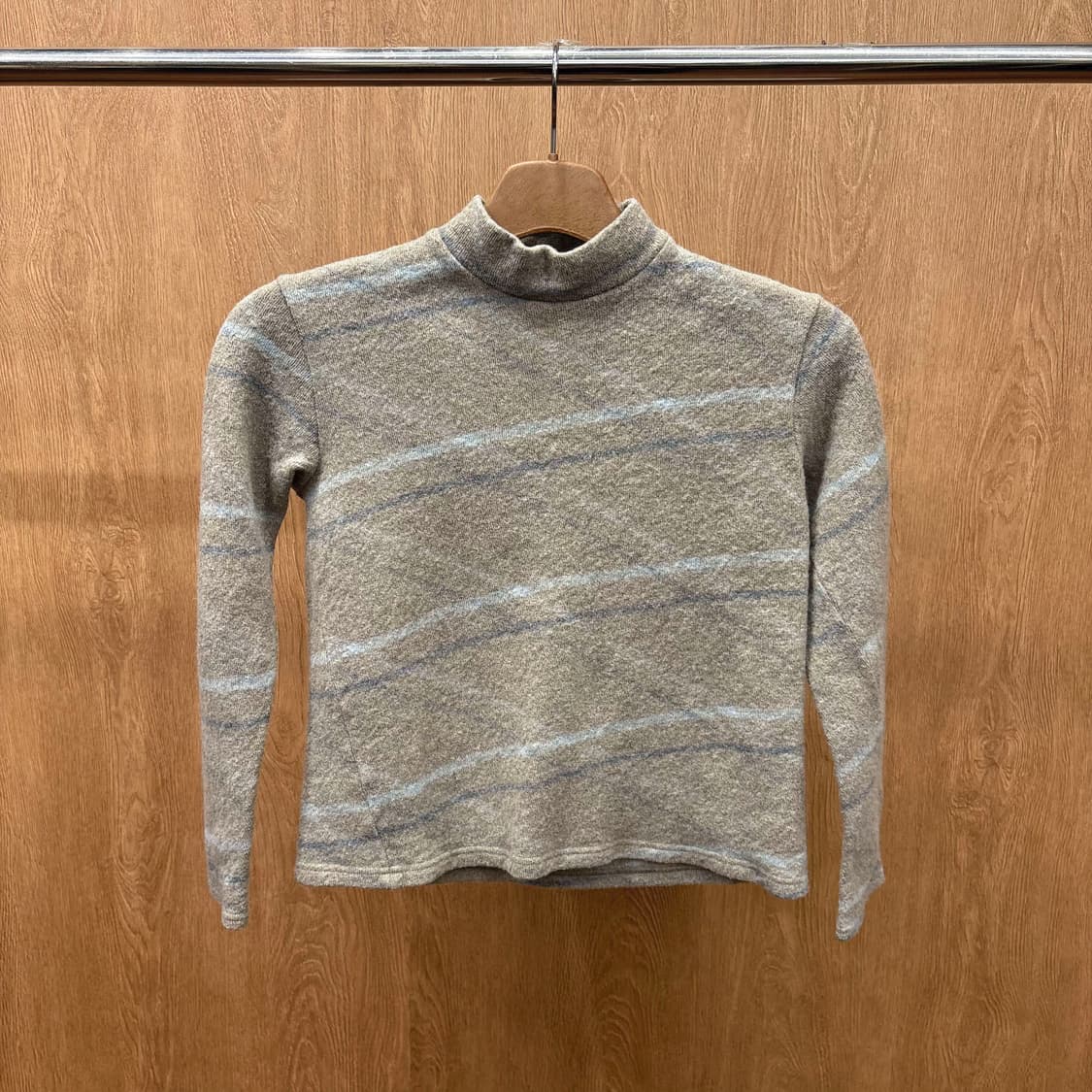 이세이미야케 하이 하이넥 울 니트 블루 라인 디테일 레귤러핏 그레이 상품이미지2