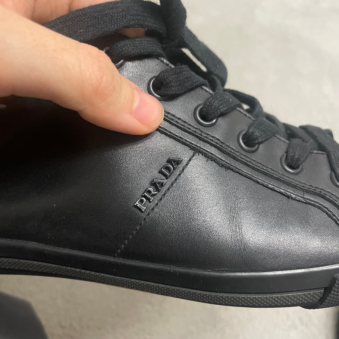 275) 프라다 스포츠 레더 메탈 로고 스니커즈 신발 상품이미지5