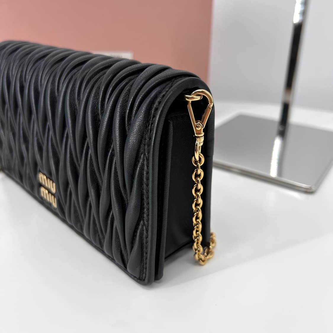 미우미우 마테라쎄 체인 크로스백 블랙 (5ZH178) 상품이미지7