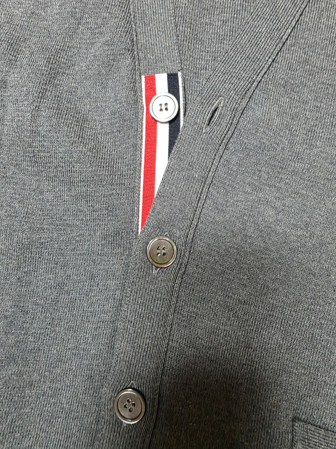 [3,새상품급]톰브라운 밀라노스티치 가디건 미드그레이 상품이미지3