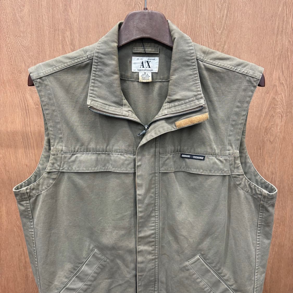 아르마니 익스체인지 하이넥 코튼 베스트 로고 자수 패치 디테일 카키 상품이미지4