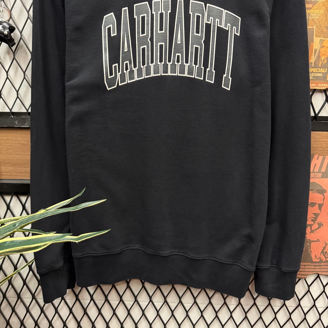 칼하트 윕 스웻셔츠 전면 레터링 로고 포인트 블랙 상품이미지4