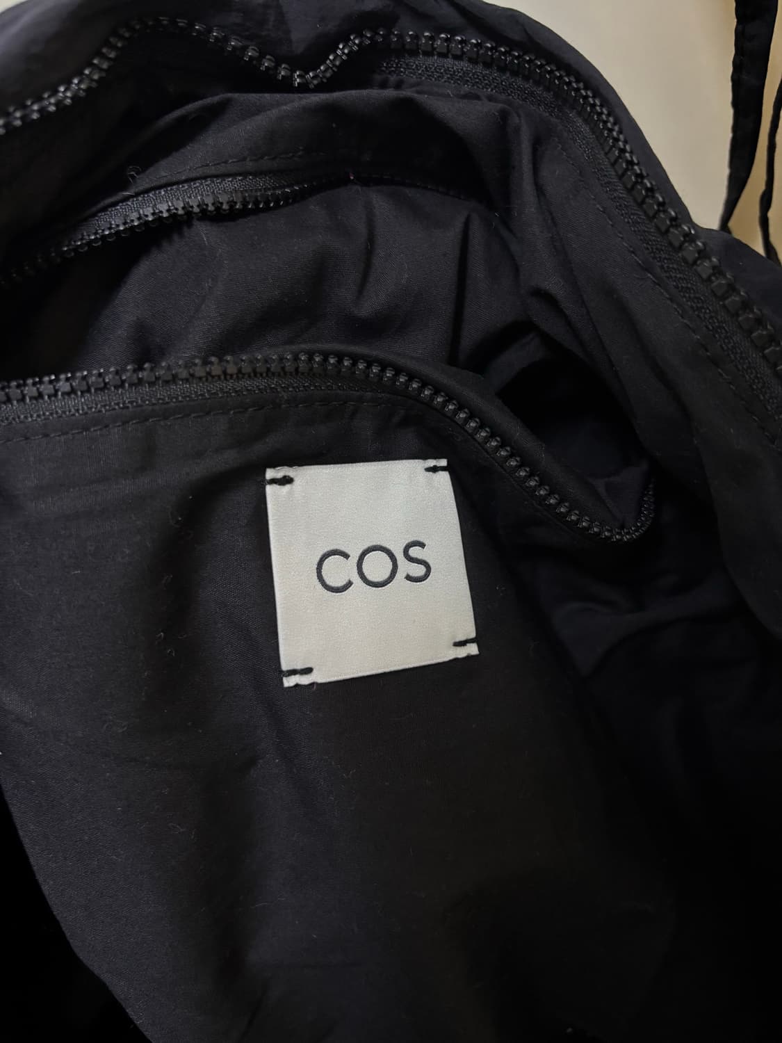 코스 캐노피 나일론 크로스바디백 블랙 상품이미지4