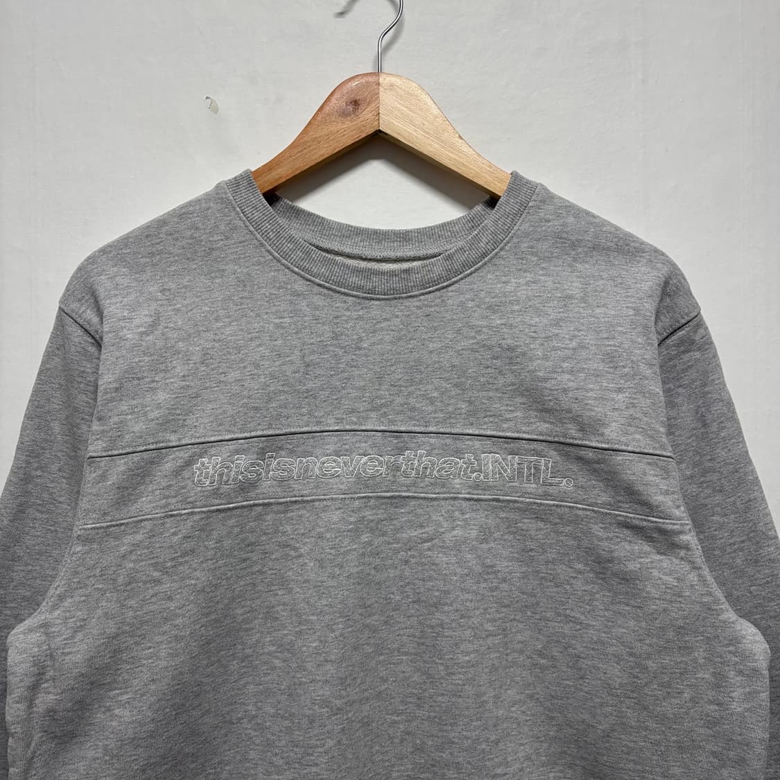 디스이즈네버댓 그레이 맨투맨 상품이미지2