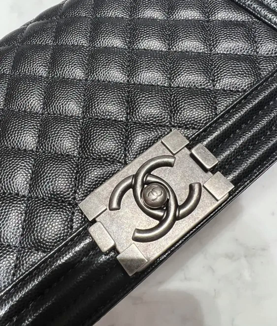 [새 상품급] 샤넬 보이백 캐비어 미디움 블랙은장 상품이미지1