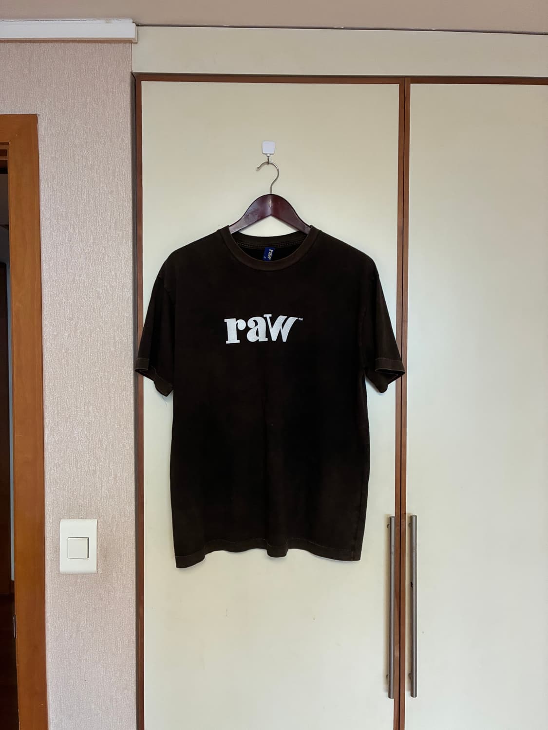 블라인드파일즈 에센스룸 브라운 티셔츠 상품이미지1