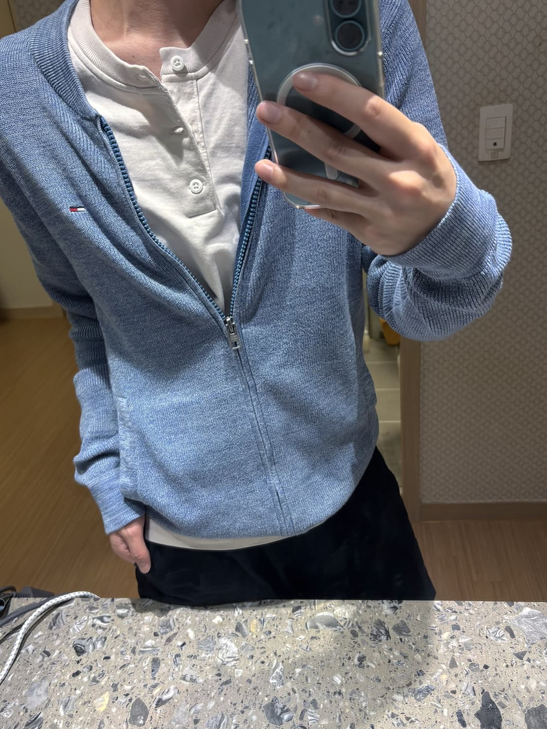 [M] 타미진스(Tommy Jeans) 클래식 플래그 로고 풀집업 니트 상품이미지2