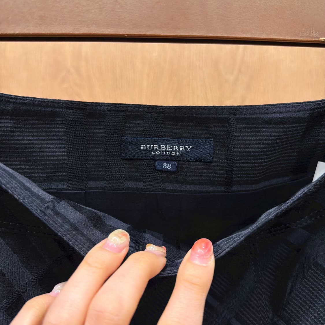 버버리 런던 미디 스커트 노바 체크 패턴 턱 디테일 플레어핏 블랙 상품이미지6