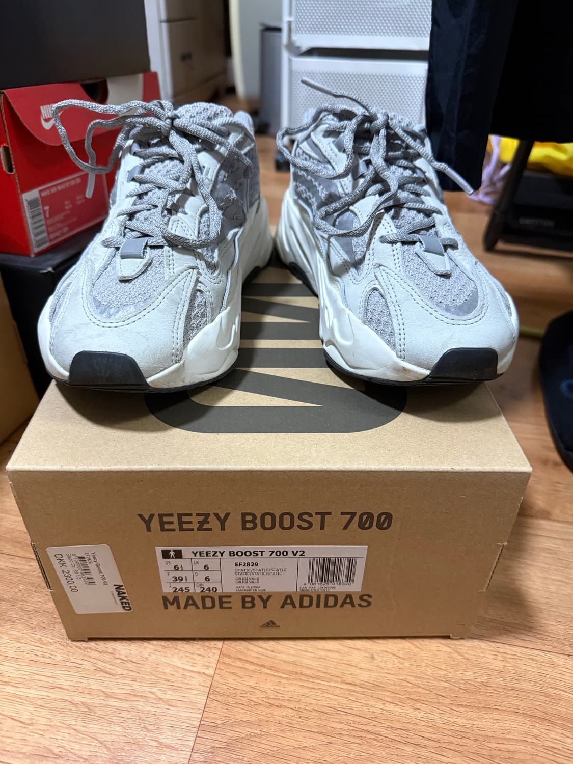 [245] 아디다스 이지부스트 700 V2 스태틱 상품이미지1