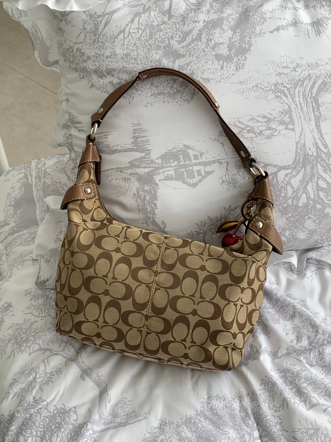 Coach Signature Medium Shoulder Brown 🤎 상품이미지3