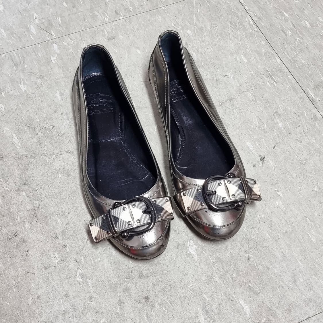 버버리 페이던트 메탈릭레더 버버리패턴리본 플랫슈즈 단화 구두 (37.5) 상품이미지1