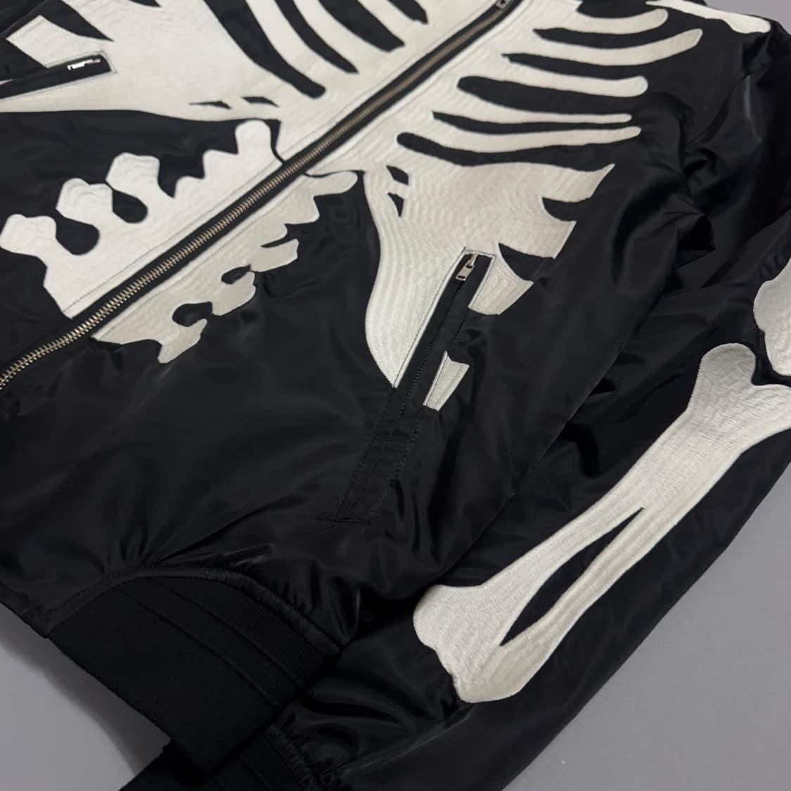 VANSON 2025 collection 블랙컬러 본 자수 나일론 트윌  상품이미지4