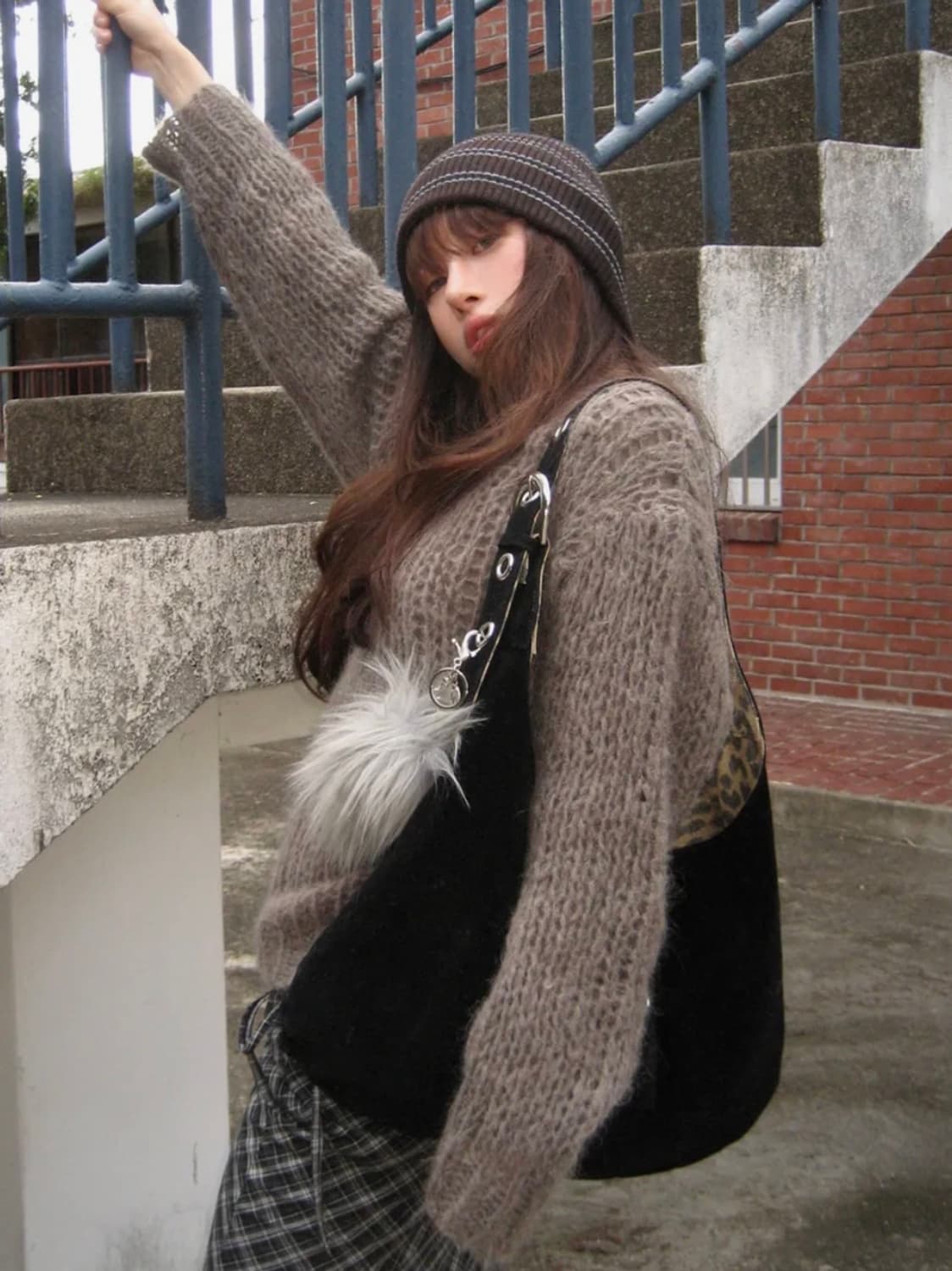 레터리 리버시블 숄더백 블랙 상품이미지5