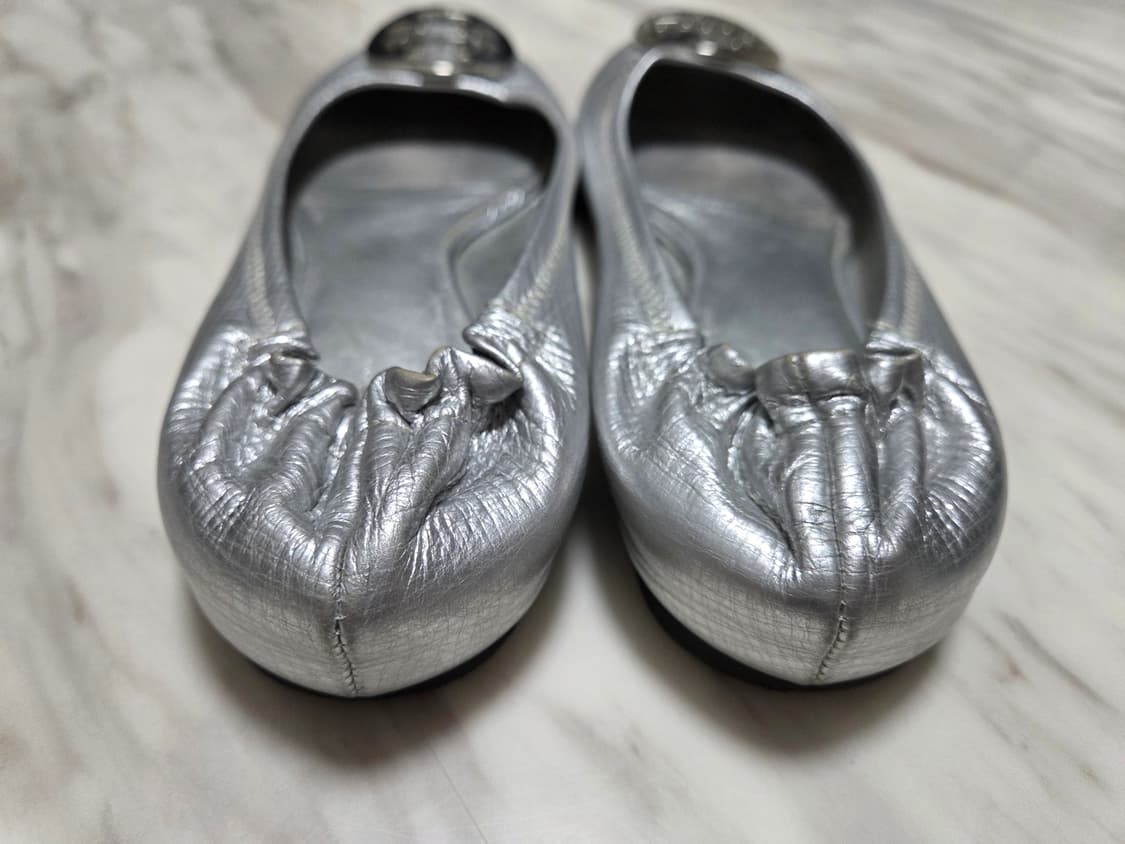 토리버치 메탈릭 실버 플랫슈즈 상품이미지5