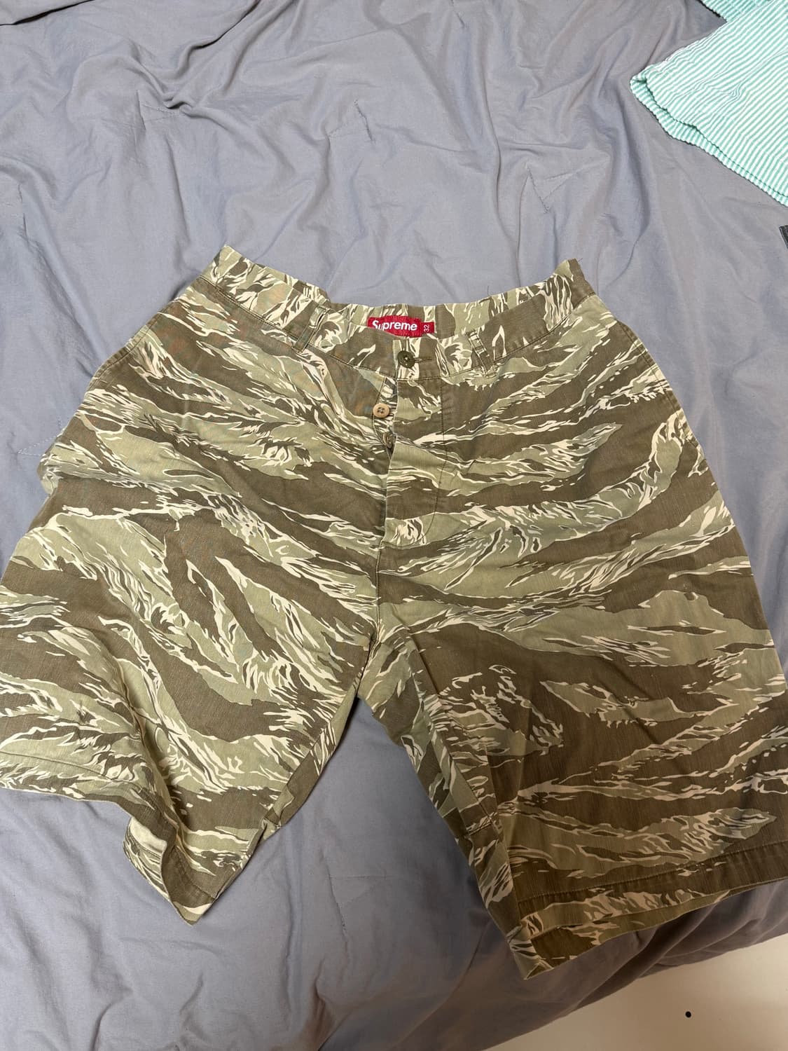 슈프림 카모 버뮤다 상품이미지1