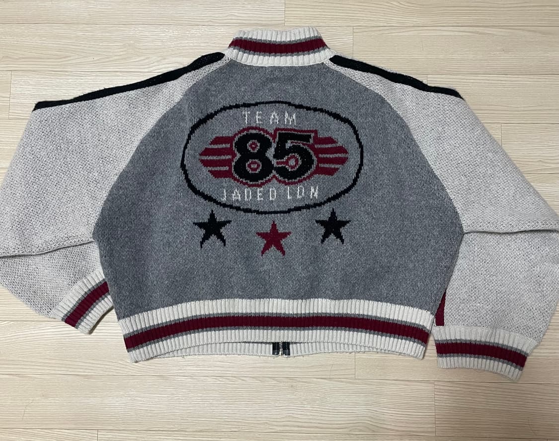M)제이디드 런던 팀85 니트집업 판매합니다 상품이미지3