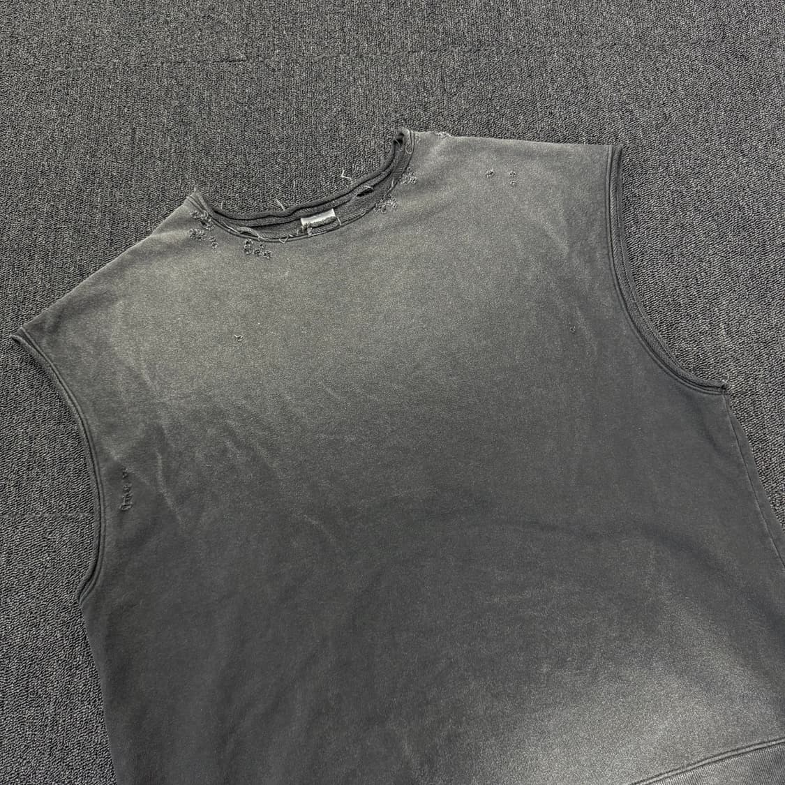 The wreck chords 더 뤡코즈 워싱 데미지 블랙 슬리브리스 상품이미지2