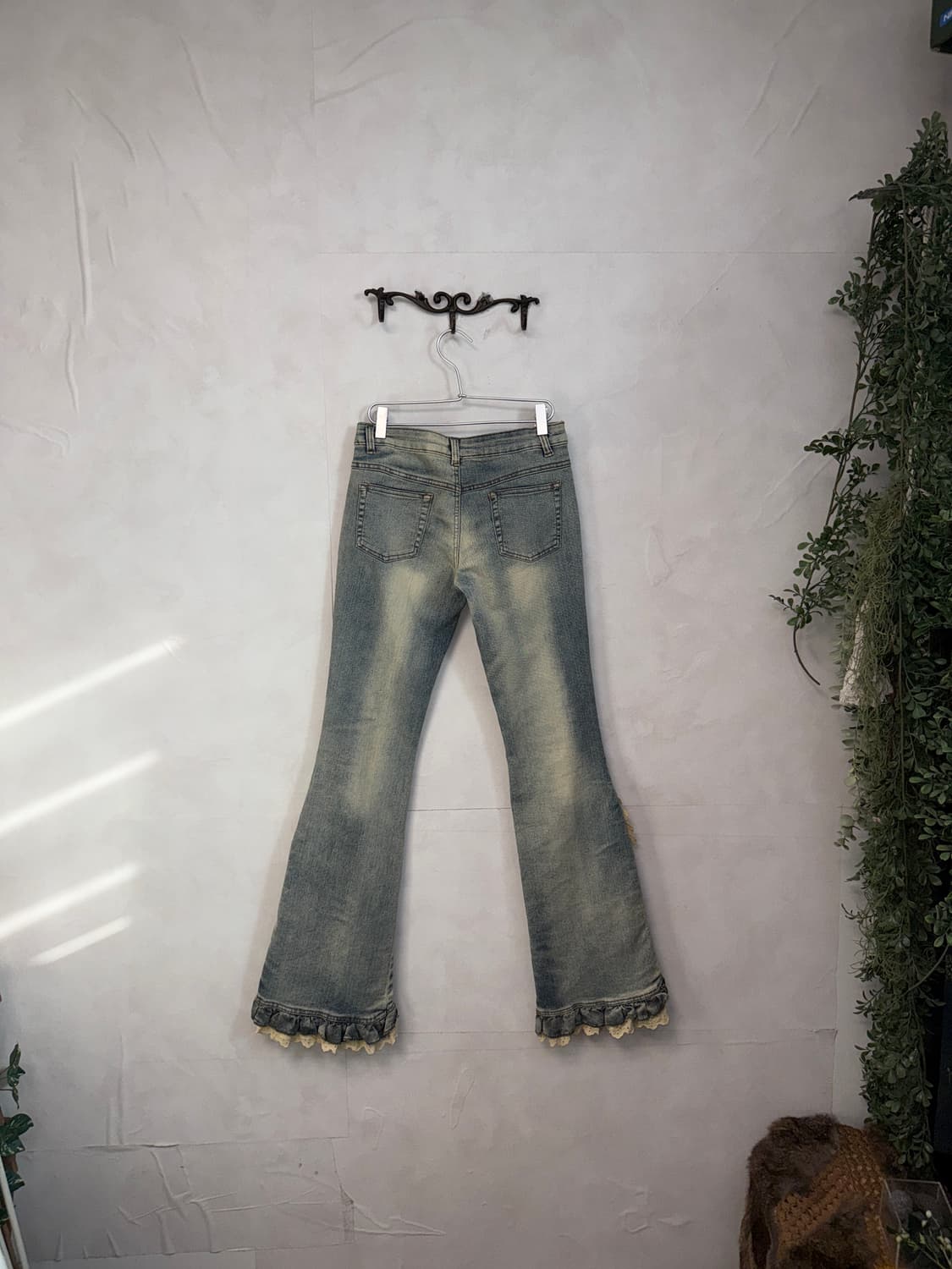 Washing denim ruffle punching lace 부츠컷팬츠 상품이미지5