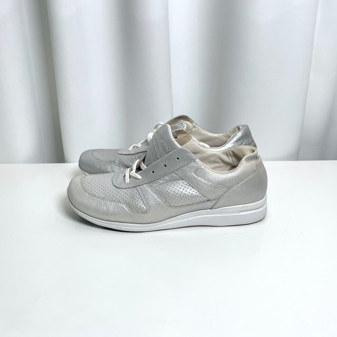 실버컬러 가죽 워킹화 상품이미지3